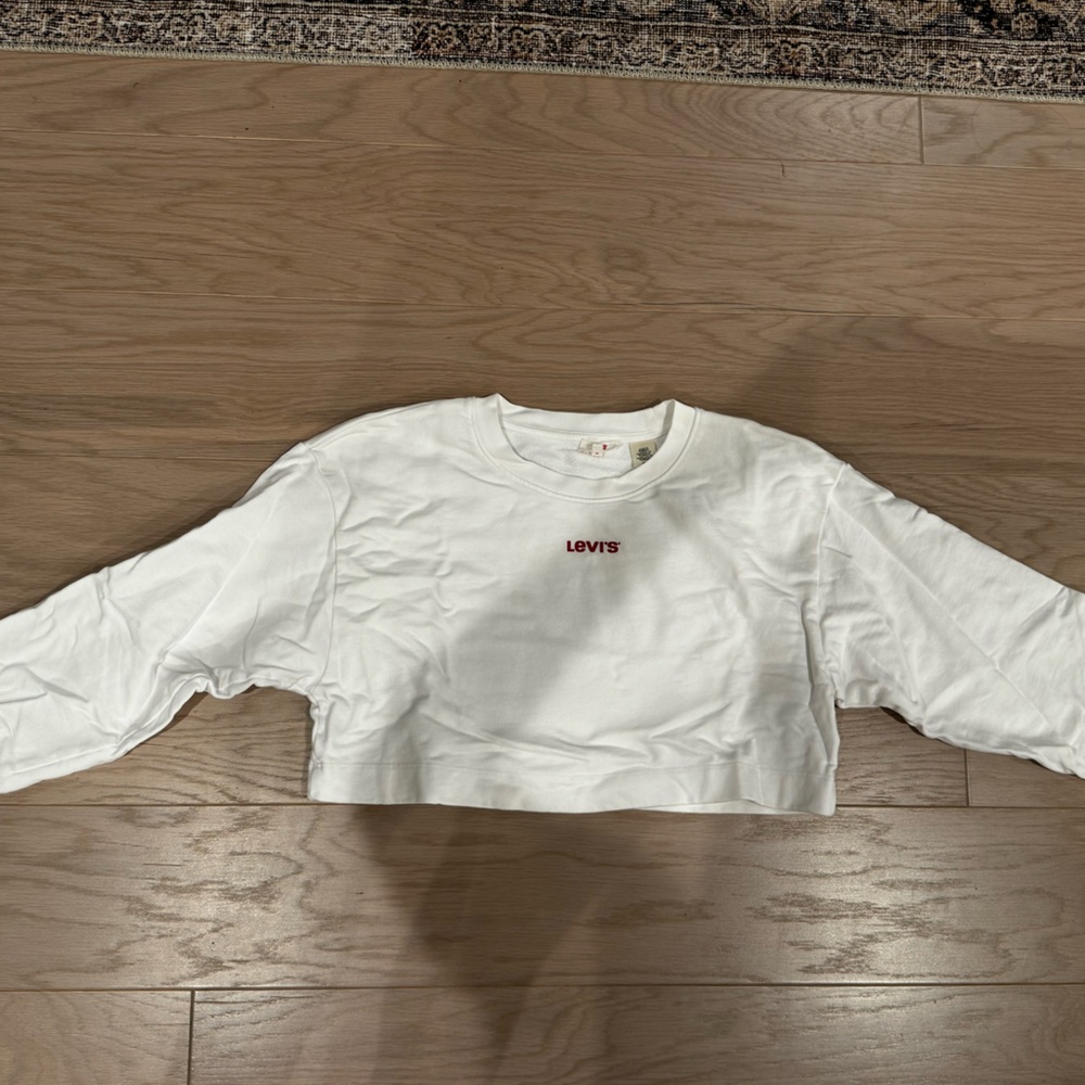 Levi’s white cropped sweatshirt
